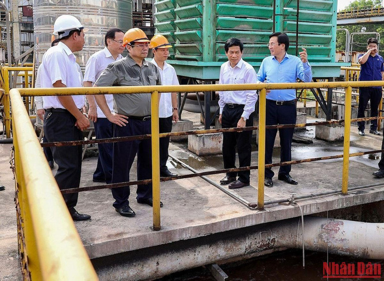 Thủ tướng Phạm Minh Chính kiểm tra hệ thống xử lý nước thải của Nhà máy phân đạm Hà Bắc.