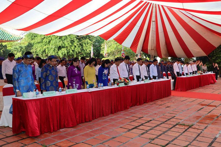 Các đại biểu dành phút mặc niệm tưởng nhớ Chủ tịch Hồ Chí Minh.