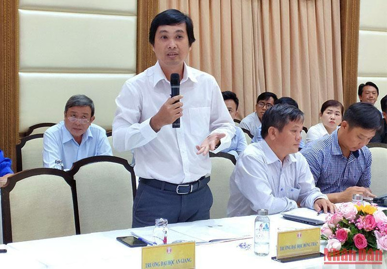 Đại biểu đến từ Đại học Đồng Tháp trình bày tại hội nghị.