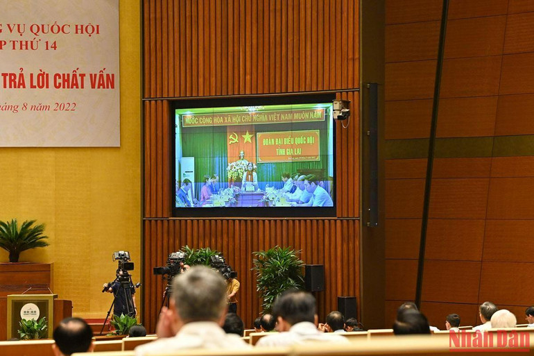 Đại biểu Quốc hội tỉnh Gia Lai phát biểu chất vấn trực tuyến tại điểm cầu.