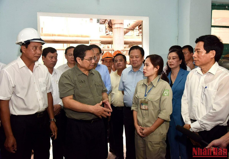 Thủ tướng Phạm Minh Chính thăm hỏi công nhân, người lao động Nhà máy phân đạm Hà Bắc.