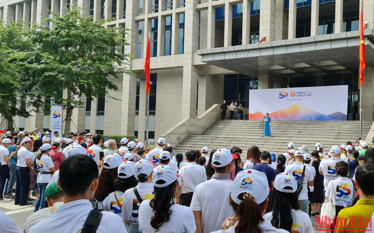 Bà Vũ Thị Bích Ngọc, phu nhân Bộ trưởng Ngoại giao, Chủ tịch Danh dự AWCH phát biểu khởi động chương trình giao lưu.