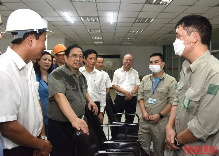 Thủ tướng Phạm Minh Chính gặp gỡ và động viên các kỹ sư vận hành phòng trung tâm điều khiển của nhà máy.