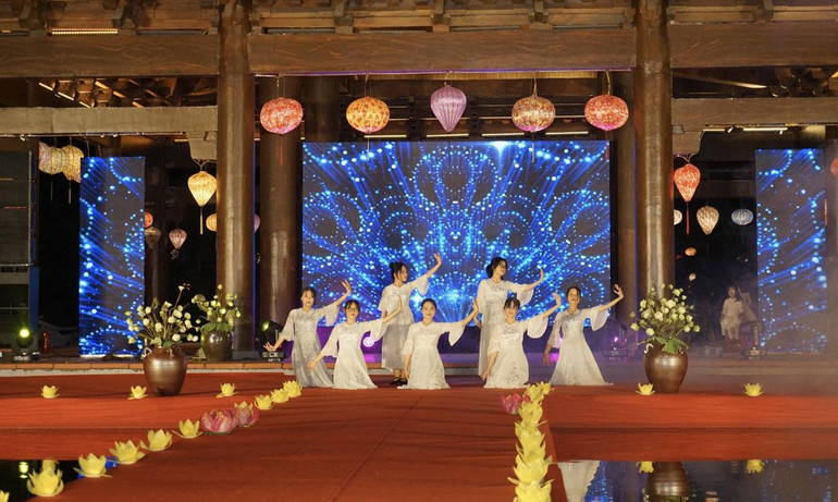 Một tiết mục văn nghệ trong đêm hội Vu lan ở phố cổ Hoa Lư.