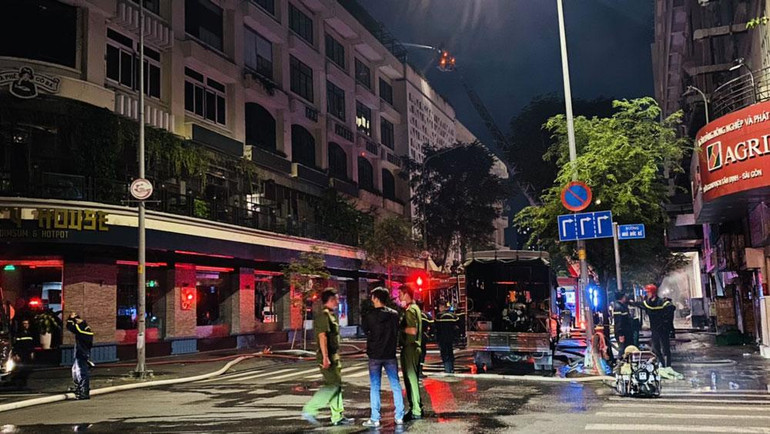 Khu vực chung quanh hiện trường vụ cháy được phong tỏa. (Ảnh CTV)