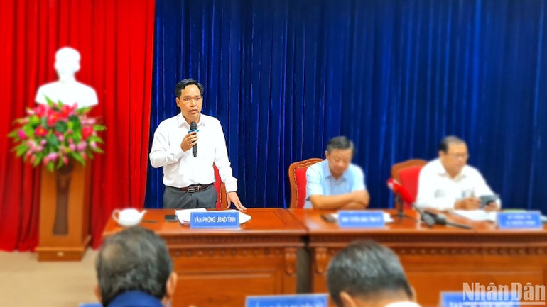 Chánh Văn phòng, kiêm đại diện phát ngôn Ủy ban nhân dân tỉnh Cà Mau (đứng) thông tin với báo chí về sự vào cuộc khẩn trương của tỉnh để xử lý vụ việc.