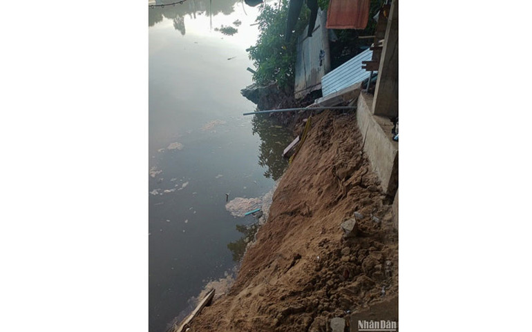 Sạt lở bờ sông Ông Chưởng ảnh hưởng đến nhà dân xã Long Giang.