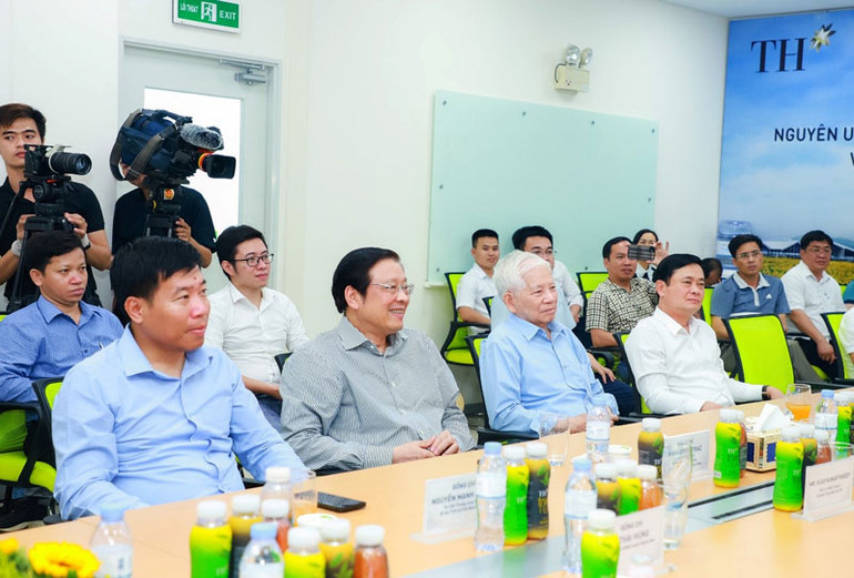 Nguyên Chủ tịch nước Nguyễn Minh Triết và các đồng chí lãnh đạo Trung ương, lãnh đạo một số địa phương trong buổi thăm Cụm trang trại của Tập đoàn TH.