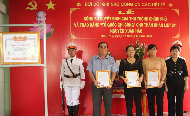 Sở Lao động - Thương binh và Xã hội tỉnh Long An trao Quyết định trợ cấp hằng tháng đối với thân nhân Liệt sĩ Nguyễn Xuân Hào.