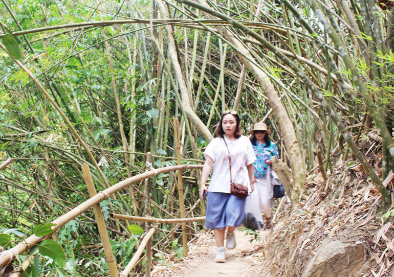 Du khách từ Hà Nội đến thác Tà Puồng 3, họ cảm thấy thú vị với khoảng cách đi bộ gần 1km đường rừng trước khi vào thác. Du khách từ Hà Nội đến thác Tà Puồng 3, họ cảm thấy thú vị với khoảng cách đi bộ gần 1km đường rừng trước khi vào thác.