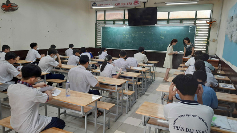 Mỗi phòng thi có khoảng 20 thí sinh với hai giám thị. Giờ làm bài bắt đầu từ 8 giờ và thi trong 120 phút.Thí sinh đến muộn quá 15 phút sau khi có hiệu lệnh tính giờ làm bài sẽ không được dự thi. Các em chỉ được có thể ra khỏi phòng thi và khu vực thi sau khi hết 2/3 thời gian làm bài của buổi thi.