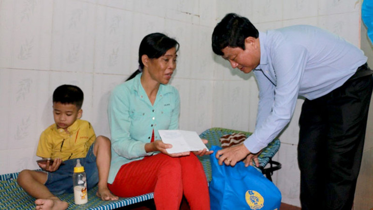 Chủ tịch Ủy ban nhân dân tỉnh Bình Dương Võ Văn Minh đến nhà trọ để thăm hỏi và trao tặng quà cho công nhân lao động bị bệnh hiểm nghèo. Chủ tịch Ủy ban nhân dân tỉnh Bình Dương Võ Văn Minh đến nhà trọ để thăm hỏi và trao tặng quà cho công nhân lao động bị bệnh hiểm nghèo.