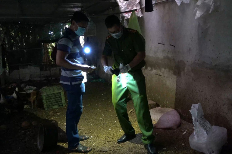 Lực lượng chức năng khám nghiệm hiện trường, nơi xảy ra vụ án mạng.