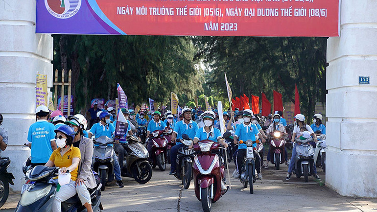 Đoàn viên thanh niên huyện đảo Phú Quý diễu hành hưởng ứng Tuần lễ Biển và Hải đảo Việt Nam; Ngày Môi trường thế giới; Ngày Đại dương thế giới năm 2023. (Ảnh: Hữu Tri)