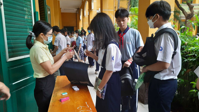 Năm nay các thí sinh có phòng riêng để bỏ ba lô, mũ nón, áo khoác rồi mới được gọi vào phòng thi. Theo quy định, các vật dụng được mang vào phòng thi gồm: Bút viết, bút chì, compa, tẩy, thước kẻ, thước tính, máy tính bỏ túi không có chức năng soạn thảo văn bản và không có thẻ nhớ.