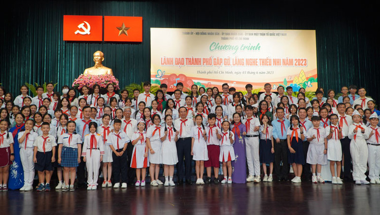 Lãnh đạo thành phố chụp ảnh lưu niệm cùng các thiếu nhi. Lãnh đạo thành phố chụp ảnh lưu niệm cùng các thiếu nhi.