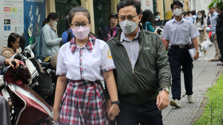 Các em được phụ huynh đưa tới điểm thi từ rất sớm. Trong sáng nay, các em phải có mặt tại điểm thi để nhận phòng, kiểm tra số báo danh và nghe quy chế thi.