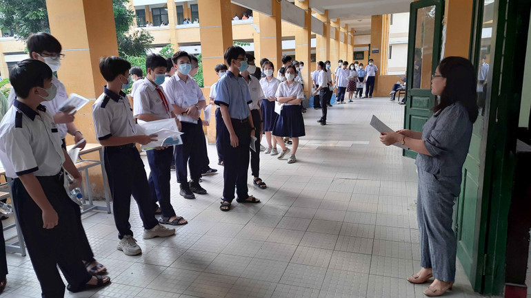 Ghi nhận tại điểm Trường Trung học phổ thông Trưng Vương, quận 1, Thành phố Hồ Chí Minh hàng trăm thí sinh đã có mặt từ rất sớm để xếp hàng, chờ tới lượt vào nhận phòng thi làm thủ tục.