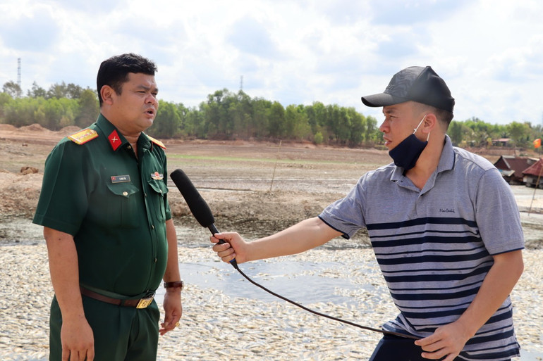 Thượng úy Lê Minh Tấn trả lời phóng viên Báo Nhân Dân về nguyên nhân cá chết trên hồ Sông Mây. Thượng úy Lê Minh Tấn trả lời phóng viên Báo Nhân Dân về nguyên nhân cá chết trên hồ Sông Mây.