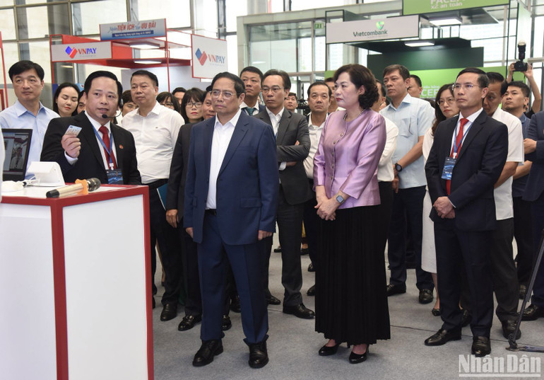 Thủ tướng Phạm Minh Chính tham quan, tìm hiểu các tiện ích của Ngân hàng Agribank. Thủ tướng Phạm Minh Chính tham quan, tìm hiểu các tiện ích của Ngân hàng Agribank.