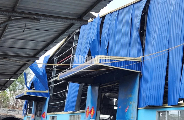 Vụ nổ gây rung chấn mạnh khiến nhà xưởng bị xé toang.