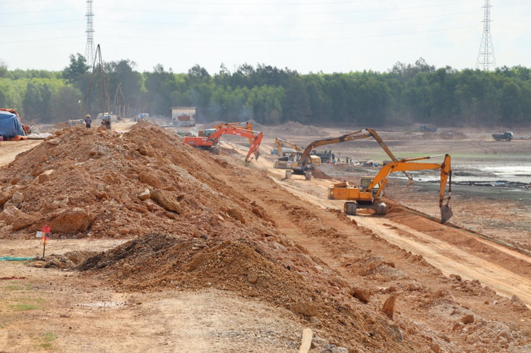 Đơn vị thi công dự án cải tạo, sửa chữa hồ Sông Mây đang huy động nhiều máy móc, nhân lực khẩn trương đẩy nhanh tiến độ. Đơn vị thi công dự án cải tạo, sửa chữa hồ Sông Mây đang huy động nhiều máy móc, nhân lực khẩn trương đẩy nhanh tiến độ.