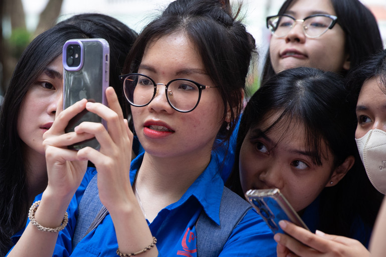 Nhiều sinh viên chăm chú ngắm nhìn bức tranh panorama khổ lớn. Nhiều sinh viên chăm chú ngắm nhìn bức tranh panorama khổ lớn.