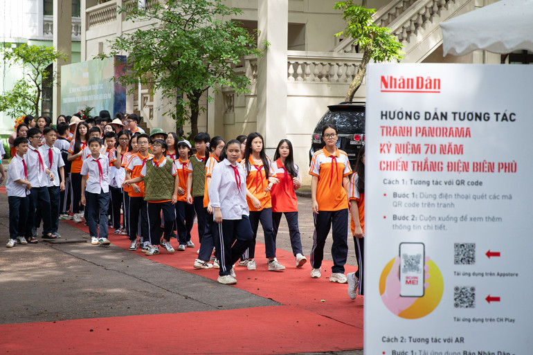 Cũng trong ngày hôm nay, Triển lãm tương tác tranh panorama kỷ niệm 70 năm Chiến thắng Điện Biên Phủ tiếp tục được đón các em học sinh Trường Tiểu học Tràng An đến tham quan, trải nghiệm. Cũng trong ngày hôm nay, Triển lãm tương tác tranh panorama kỷ niệm 70 năm Chiến thắng Điện Biên Phủ tiếp tục được đón các em học sinh Trường Tiểu học Tràng An đến tham quan, trải nghiệm.