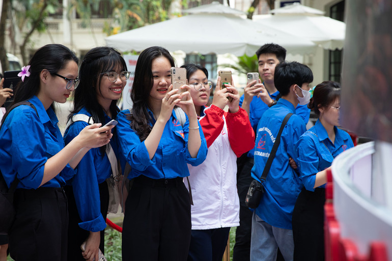 Tại triển lãm, các sinh viên được chiêm ngưỡng bức tranh panorama bao quanh hình tròn với đường kính 5,5m, cao hơn 3m và trải nghiệm công nghệ thực tế tăng cường với mô hình tranh panorama 360 độ. Tại triển lãm, các sinh viên được chiêm ngưỡng bức tranh panorama bao quanh hình tròn với đường kính 5,5m, cao hơn 3m và trải nghiệm công nghệ thực tế tăng cường với mô hình tranh panorama 360 độ.