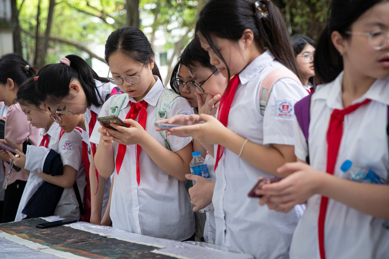 Bức tranh panorama được in trên ấn phẩm đặc biệt của báo Nhân Dân thu hút được đông đảo học sinh tìm hiểu. Bức tranh panorama được in trên ấn phẩm đặc biệt của báo Nhân Dân thu hút được đông đảo học sinh tìm hiểu.