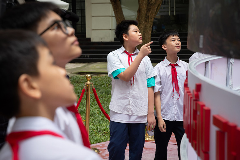 Các em học sinh tìm hiểu về diễn tiến chiến dịch với các thông tin trọng tâm được trình bày theo 56 ngày đêm ngay dưới bức tranh panorama. Các em học sinh tìm hiểu về diễn tiến chiến dịch với các thông tin trọng tâm được trình bày theo 56 ngày đêm ngay dưới bức tranh panorama.