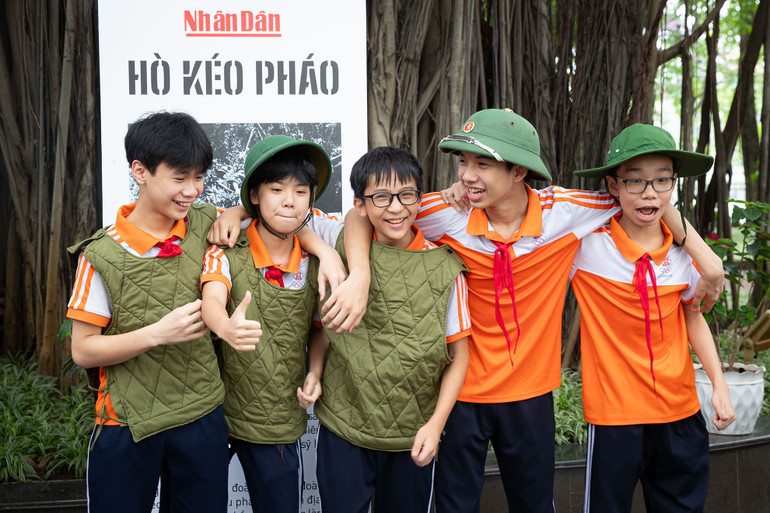 Triển lãm tiếp tục mở cửa tự do từ 9-17 giờ từ nay đến ngày 12/5, tại Trụ sở Báo Nhân Dân. Triển lãm tiếp tục mở cửa tự do từ 9-17 giờ từ nay đến ngày 12/5, tại Trụ sở Báo Nhân Dân.