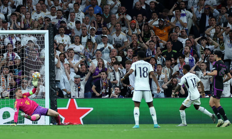 Neuer đã thi đấu xuất sắc để cản phá các cú sút của Real. (Nguồn: PA)