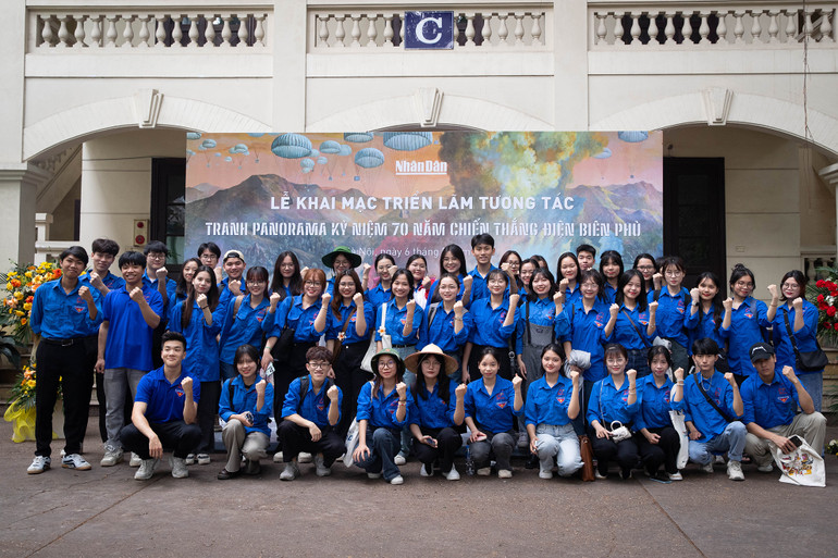 Sự hào hứng, tự hào được thể hiện trên từng nét mặt của đoàn viên thanh niên Học viện Công nghệ Bưu chính viễn thông sau khi tìm hiểu về chiến dịch Điện Biên Phủ cách đây 70 năm tại triển lãm. Sự hào hứng, tự hào được thể hiện trên từng nét mặt của đoàn viên thanh niên Học viện Công nghệ Bưu chính viễn thông sau khi tìm hiểu về chiến dịch Điện Biên Phủ cách đây 70 năm tại triển lãm.