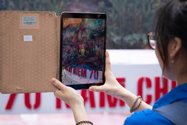 Quét mã QR ngay trên bức tranh, các sinh viên có thể chủ động tìm kiếm những thông tin về 56 ngày đêm chiến đấu trong Chiến dịch Điện Biên Phủ. Quét mã QR ngay trên bức tranh, các sinh viên có thể chủ động tìm kiếm những thông tin về 56 ngày đêm chiến đấu trong Chiến dịch Điện Biên Phủ.