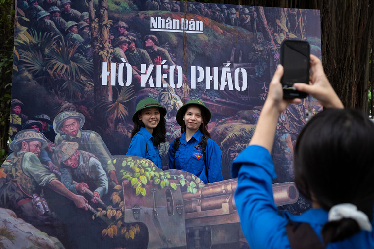 Khu vực check-in với chủ đề hò kéo pháo thu hút nhiều sinh viên trải nghiệm. Khu vực check-in với chủ đề hò kéo pháo thu hút nhiều sinh viên trải nghiệm.