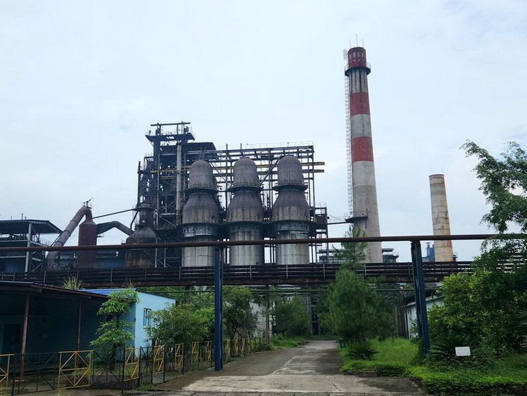 Nhà máy gang thép Lào Cai tại thị xã Tằng Loỏng, huyện Bảo Thắng (Lào Cai) hiện đang dừng sản xuất vì những khó khăn trong tài chính. (Ảnh: MINH DŨNG)