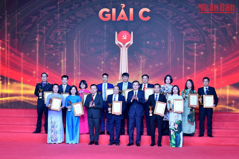 Đồng chí Lê Quốc Minh, Ủy viên Trung ương Đảng, Tổng Biên tập Báo Nhân Dân, Phó Trưởng Ban Tuyên giáo Trung ương, Chủ tịch Hội Nhà báo Việt Nam và đồng chí Đoàn Minh Huấn, Ủy viên Trung ương Đảng, Tổng Biên tập Tạp chí Cộng sản trao Giải C cho các tác giả đoạt giải. Đồng chí Lê Quốc Minh, Ủy viên Trung ương Đảng, Tổng Biên tập Báo Nhân Dân, Phó Trưởng Ban Tuyên giáo Trung ương, Chủ tịch Hội Nhà báo Việt Nam và đồng chí Đoàn Minh Huấn, Ủy viên Trung ương Đảng, Tổng Biên tập Tạp chí Cộng sản trao Giải C cho các tác giả đoạt giải.