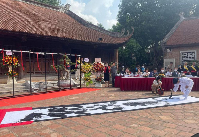 Trình diễn thư pháp Hàn Quốc.