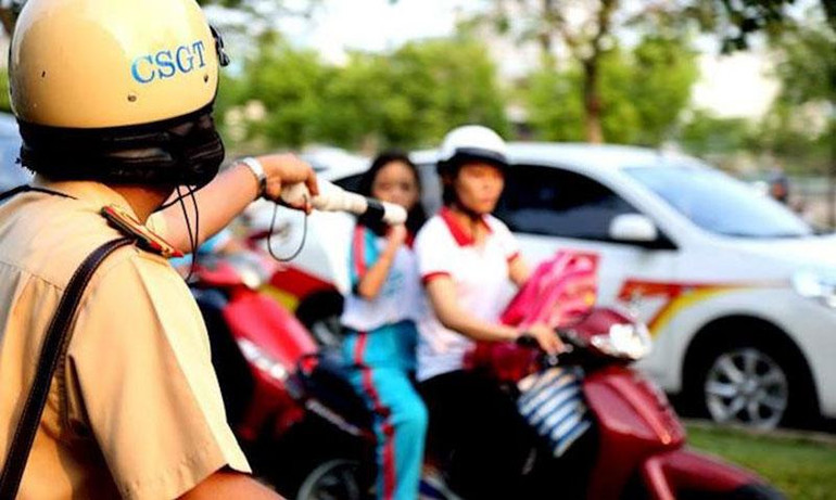 Cảnh sát giao thông xử lý người tham gia giao thông không đội mũ bảo hiểm.