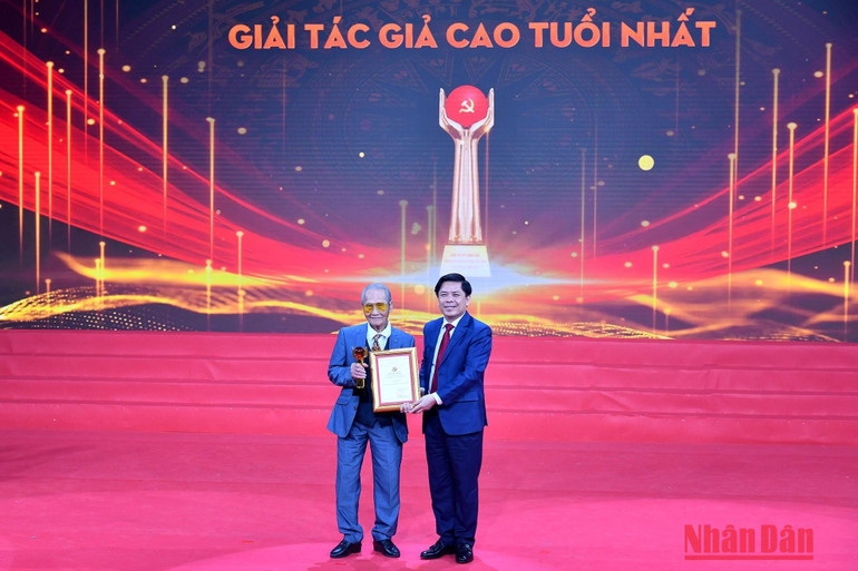 Đồng chí Nguyễn Văn Thể, Ủy viên Trung ương Đảng, Bí thư Đảng ủy Khối các cơ quan Trung ương trao Giải tác giả cao tuổi nhất cho cụ Nguyễn Đình Yên. Đồng chí Nguyễn Văn Thể, Ủy viên Trung ương Đảng, Bí thư Đảng ủy Khối các cơ quan Trung ương trao Giải tác giả cao tuổi nhất cho cụ Nguyễn Đình Yên.