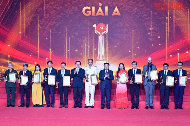 Đồng chí Nguyễn Xuân Thắng và đồng chí Nguyễn Trọng Nghĩa trao Giải A cho các tác giả, nhóm tác giả. Đồng chí Nguyễn Xuân Thắng và đồng chí Nguyễn Trọng Nghĩa trao Giải A cho các tác giả, nhóm tác giả.