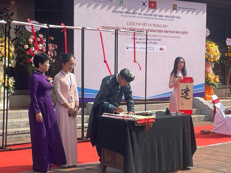 Trình diễn thư pháp Việt Nam.