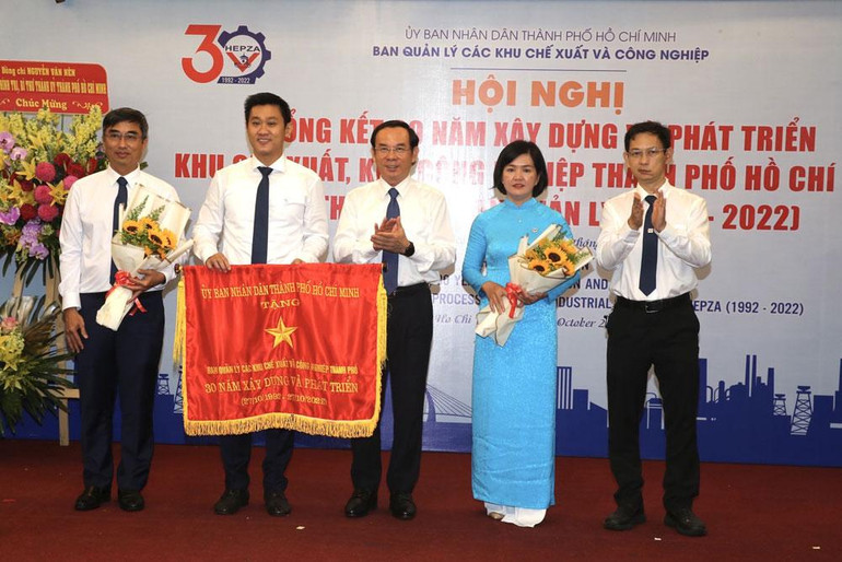 Lãnh đạo Thành phố Hồ Chí Minh trao Cờ thi đua và khen thưởng các cá nhân có thành tích cao. Lãnh đạo Thành phố Hồ Chí Minh trao Cờ thi đua và khen thưởng các cá nhân có thành tích cao.