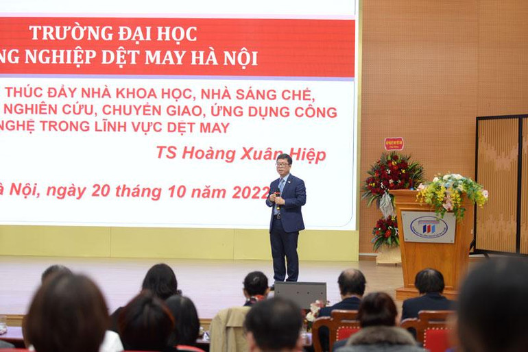 TS Hoàng Xuân Hiệp báo cáo đề tài nghiên cứu tại hội nghị.