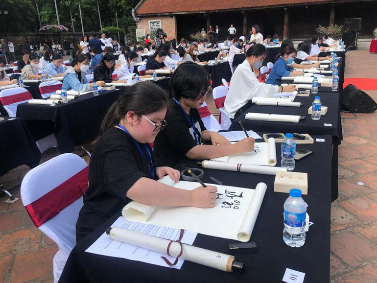 Các thí sinh thực hiện bài thi.