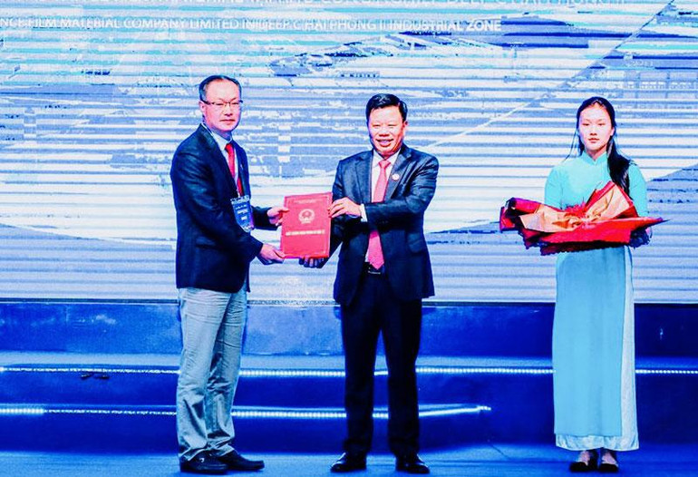 Trao Giấy chứng nhận đầu tư cho Dự án sản xuất màng bọc trong tấm pin quang điện có tổng vốn đầu tư 98 triệu USD của Công ty trách nhiệm hữu hạn First Global Business tại Khu công nghiệp DEEP C.