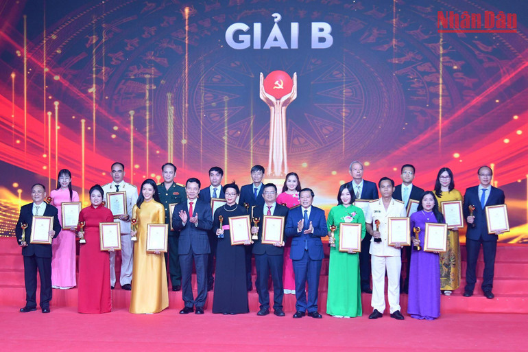 Đồng chí Nguyễn Mạnh Hùng, Ủy viên Trung ương Đảng, Bộ trưởng Thông tin và Truyền thông và đồng chí Lại Xuân Môn, Ủy viên Trung ương Đảng, Phó Trưởng Ban Thường trực Ban Tuyên giáo Trung ương trao Giải B cho các tác giả đoạt giải. Đồng chí Nguyễn Mạnh Hùng, Ủy viên Trung ương Đảng, Bộ trưởng Thông tin và Truyền thông và đồng chí Lại Xuân Môn, Ủy viên Trung ương Đảng, Phó Trưởng Ban Thường trực Ban Tuyên giáo Trung ương trao Giải B cho các tác giả đoạt giải.