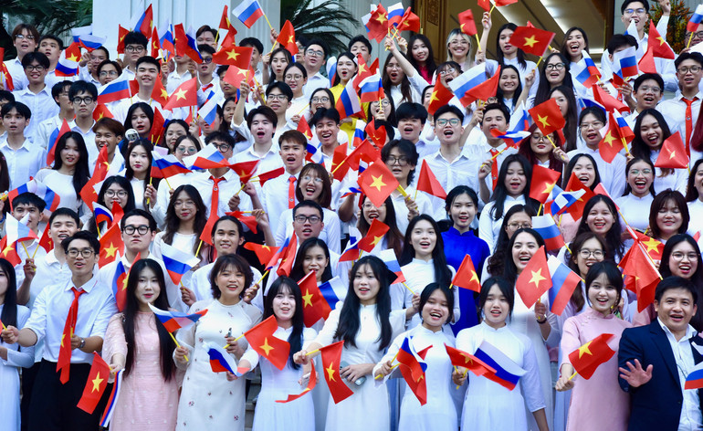 Đại diện người dân Thủ đô Hà Nội vẫy cờ chào Tổng thống Liên bang Nga Vladimir Putin.