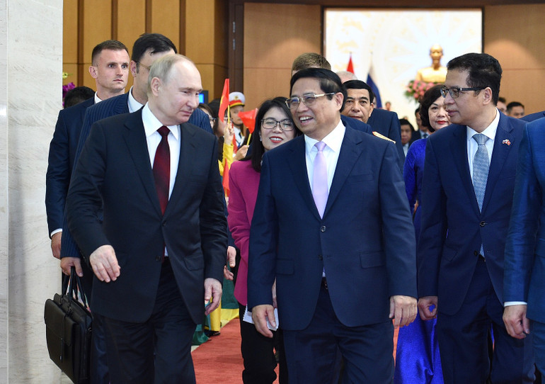 Thủ tướng Phạm Minh Chính tiễn Tổng thống Liên bang Nga Vladimir Putin.